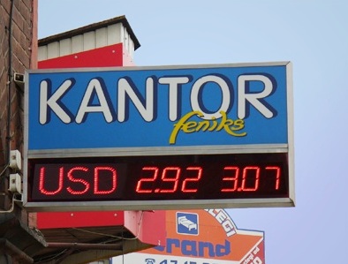 Semaphore-style display alternating between EUR and USD exchange rates in Świnoujście.